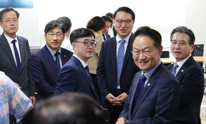 대통령실 김용범 정책실장(오른쪽)과 더불어민주당 허영 원내정책수석부대표(오른쪽 두번째) 등이 지난 18일 서울 여의도 국회 의원회관에서 대통령실과 정부, 여당 등이 함께하는 추경안 관련 비공개 회의에 참석해 대화하고 있다.