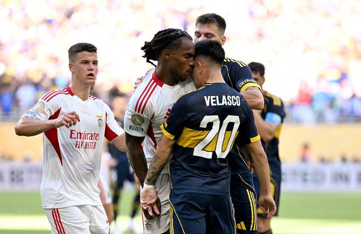 2025년 6월 16일, 미국 마이애미 하드록 스타디움에서 열린 FIFA 클럽 월드컵 C조 경기 중, 아르헨티나 보카 주니어스의 공격수 알란 벨라스코(등번호 20번)와 포르투갈 벤피카의 미드필더 레나투 산체스(등번호 85번)가 언쟁을 벌이고 있다.