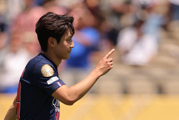 1일 미국 로스엔젤레스(LA)의 로즈볼 스타디움에서 열린 2025 국제축구연맹(FIFA) 클럽 월드컵 B조 1차전 아틀레티코 마드리드와 경기에서 후반 추가시간 페널티킥을 성공시킨 뒤 세레머니하는 파리 생제르맹의 이강인