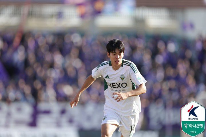 17일 수원FC와 경기에서 시즌 5번째 경고를 받아 21일 예정된 FC서울과 경기에 출전할 수 없게 된 전북 현대 전진우