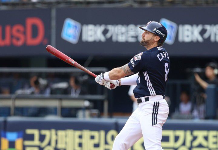 21일 서울 잠실야구장에서 열린 LG와 경기에서 4회초 적시 2루타를 때려내는 두산의 제이크 케이브