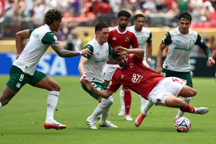 2025년 6월 19일(현지시간), 미국 뉴저지주 이스트 러더퍼드의 메트라이프 스타디움에서 열린 2025 FIFA 클럽 월드컵 A조 조별리그 경기에서, 브라질의 파우메이라스 리샤르지 히우스(등번호 8번, 콜롬비아)와 아니발 모레노(등번호 5번, 아르헨티나)가 이집트 알 아흘리의 모하메드 알리 벤 롬다네(등번호 5번, 튀니지)와 볼 다툼을 벌이고 있다.