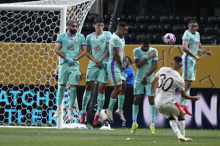 2025년 6월 22일(현지시간), 미국 애틀랜타에서 열린 FIFA 클럽 월드컵 G조 경기에서 맨체스터 시티의 클라우디오 에체베리(등번호 30번)가 알 아인을 상대로 팀의 두 번째 골을 넣고 있다.