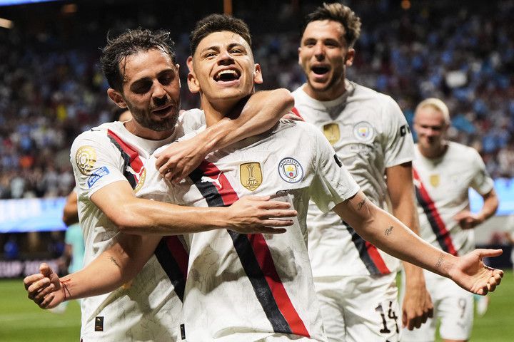 2025년 6월 22일(일요일), 미국 애틀랜타에서 열린 FIFA 클럽 월드컵 G조 경기에서 맨체스터 시티의 클라우디오 에체베리가 팀의 두 번째 골을 넣은 뒤 동료들의 축하를 받고 있다.