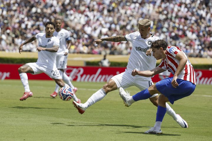 2025년 6월 23일(현지시간), 미국 캘리포니아 패서디나에서 열린 FIFA 클럽 월드컵 경기에서 아틀레티코 마드리드의 훌리안 알바레스(오른쪽)가 보타포구의 마테오 폰치(가운데)와 볼 경합을 벌이고 있다.