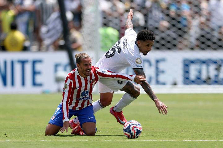 2025년 6월 23일(현지시간), 미국 캘리포니아 패서디나의 로즈볼 스타디움에서 열린 FIFA 클럽 월드컵 B조 경기에서, 아틀레티코 마드리드의 앙투안 그리즈만이 보타포구의 그레고레에게 파울을 당하고 있다.