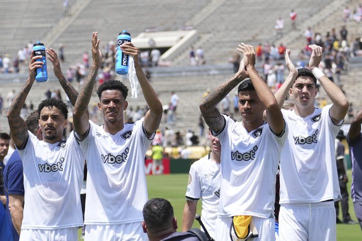 2025년 6월 23일(현지시간), 미국 캘리포니아 패서디나에서 열린 FIFA 클럽 월드컵 B조 조별리그 종료 후, 보타포구 선수들이 관중석을 향해 인사를 보내고 있다.