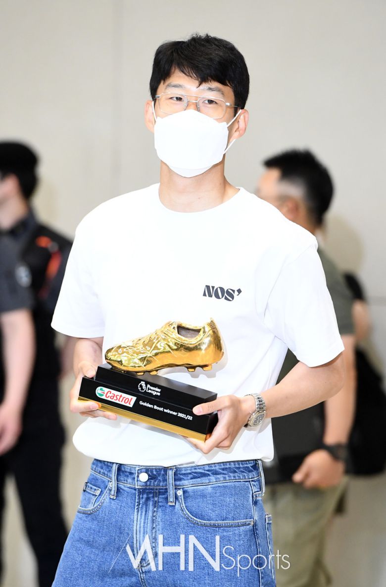 골든 부트를 들고 입국하는 손흥민