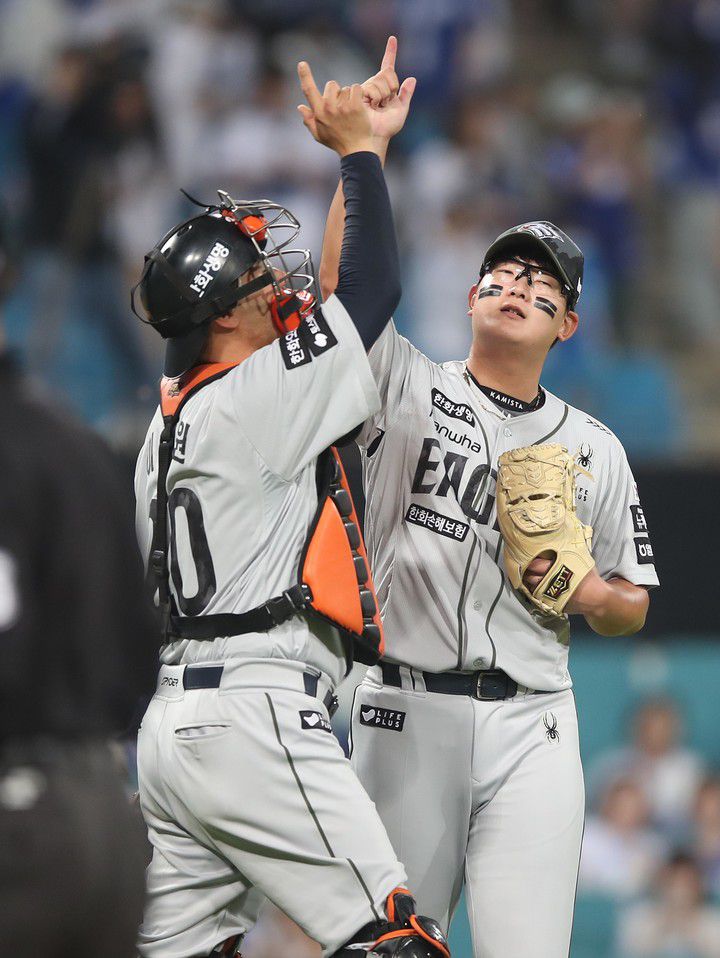 26일 대구 삼성라이온즈파크에서 열린 2025 프로야구 한화 이글스와 삼성 라이온즈의 경기. 한화가 3:1로 승리 후 마무리투수 김서현과 포수 이재원이 기뻐하고 있다. 2025.6.26