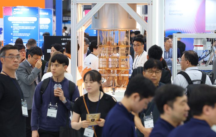 서울 서초구 aT센터에서 열린 '퀀텀 코리아 2025'에서 양자 컴퓨터 모형 주위로 관람객들이 붐비고 있다. 2025.6.24