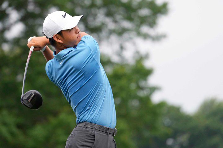 6월 27일, 미국 미시간주 디트로이트 골프 클럽에서 열린 2025 로켓 클래식 2라운드에서 한국의 김주형이 18번 홀 티잉 그라운드에서 티샷을 하고 있다.