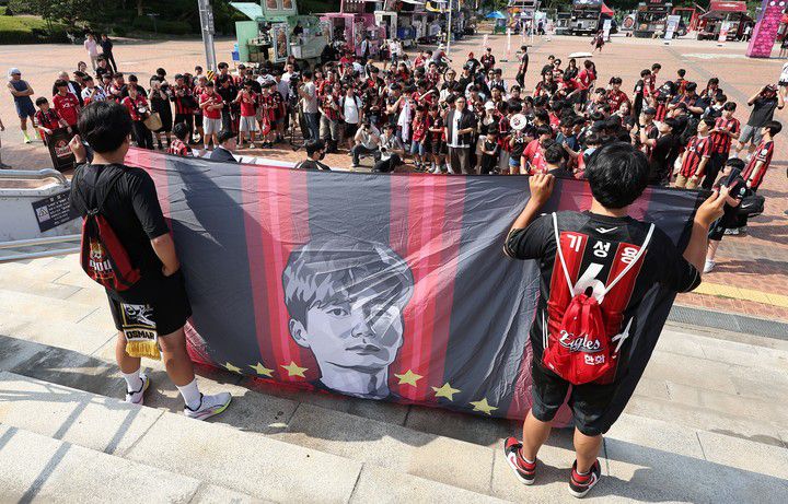 FC서울 팬들이 29일 서울 마포구 서울월드컵경기장 앞에서 열린 '무능 불통 구단 FC서울 장례식' 기자회견에서 기성용 얼굴이 그려진 깃발을 들고 있다. 2025.6.29