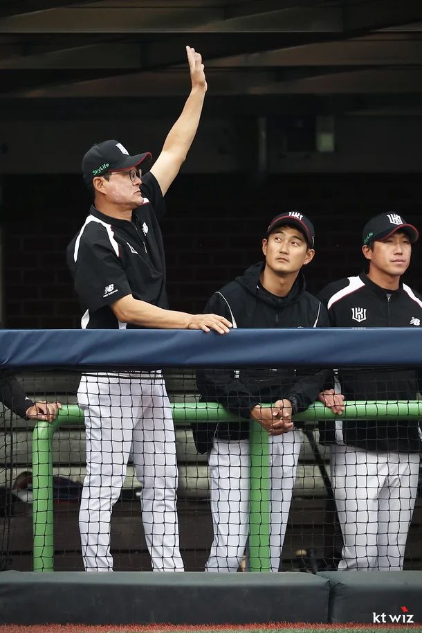 KT 위즈 이종범 전 코치가 야구 예능 프로그램 합류를 위해 팀을 떠났다