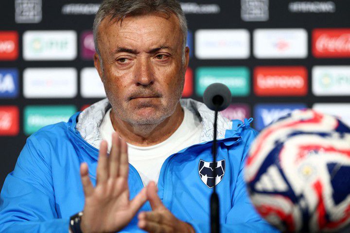 미국 애틀랜타 메르세데스-벤츠 스타디움에서 열린 기자회견 중 제스처를 취하고 있다.