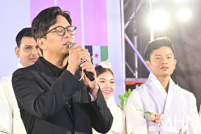 2일 경기도 파주 서원밸리 골프장에서 5쌍의 다문화 가정 무료결혼식이 진행됐다. 가수 이적이 축가를 부르고 있다.