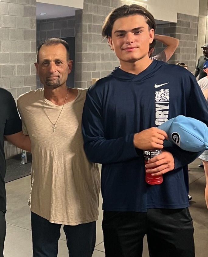 (에벨 코치(왼쪽)와 그의 아들 브레이디 | 사진=에벨 코치 SNS)