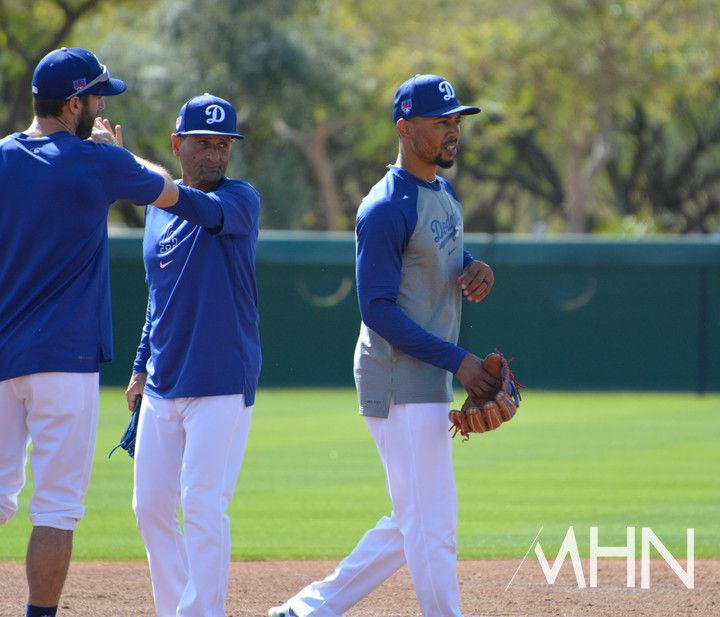 (에벨 코치(중앙)가 수비훈련을 끝낸 뒤 선수들과 하이 파이브를 하고 있다)