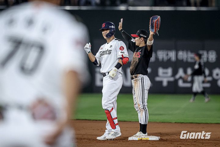 지난 2일 경기 적시타를 기록한 뒤 덕아웃과 세리머니를 주고 받는 롯데 김민성.
