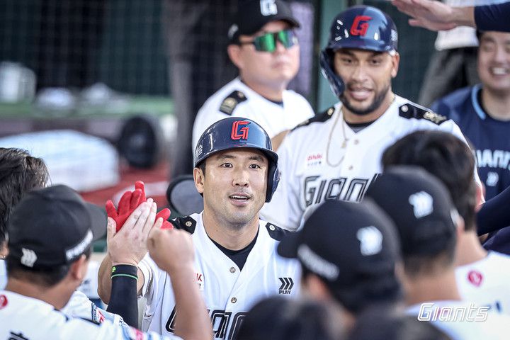 지난 2일 경기 홈런을 기록한 뒤 덕아웃에서 동료들과 인사를 나누는 롯데 전준우.