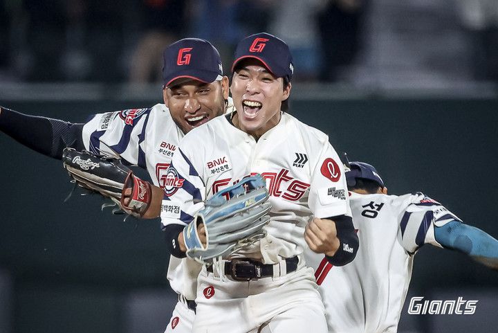 지난 3일 경기 승리하며 세리머니하는 롯데 외야진.