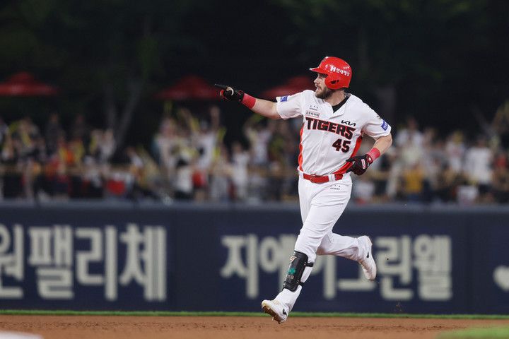 지난 4일 경기에서 2점 홈런을 작렬한 KIA 위즈덤.