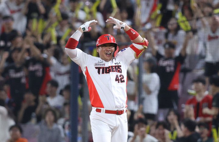 역전 적시타를 기록한 뒤 환호하는 KIA 김태군