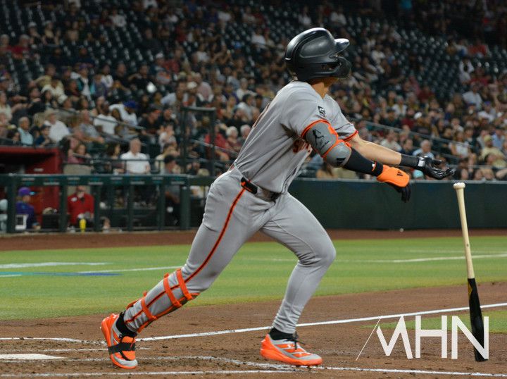 (이정후가 타격 후 자신의 타구를 바라보고 있다)