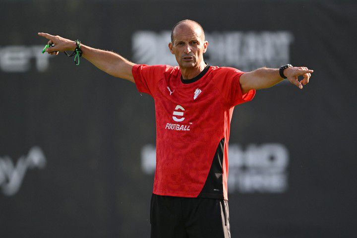 AC 밀란의 이탈리아 신임 감독 알레그리가 밀라넬로 스포츠 센터에서 진행된 훈련 중 제스처를 취하고 있다.