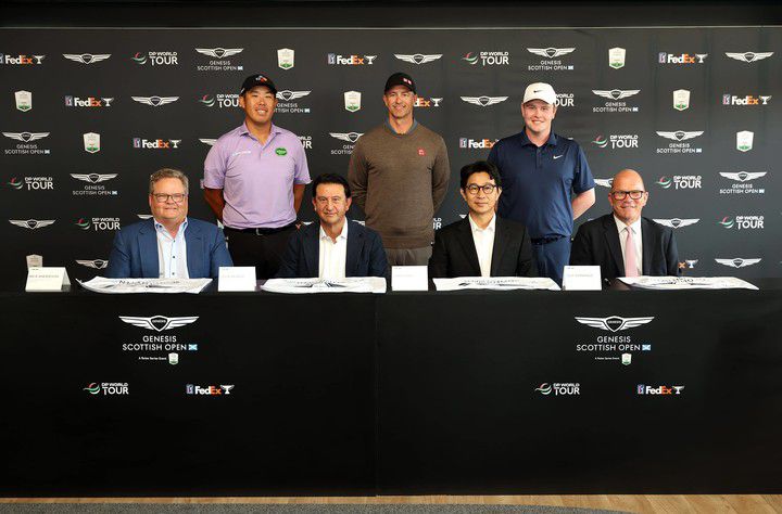 (왼쪽부터)PGA 투어 최고 커머셜 책임자 릭 앤더슨, 안병훈, 현대차 대표이사 호세 무뇨스 사장, 애덤 스캇, 제네시스사업본부장 송민규 부사장, 로버트 매킨타이어 등이 제네시스 스코티시 오픈 타이틀 스폰서십 연장 계약을 마친 후 기념 촬영을 하고 있다.