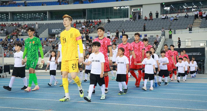 7일 용인미르스타디움에서 열린 한국과 중국의 경기. 그라운드에 입장하는 선수들 뒤로 빈 자리가 많이 보인다.