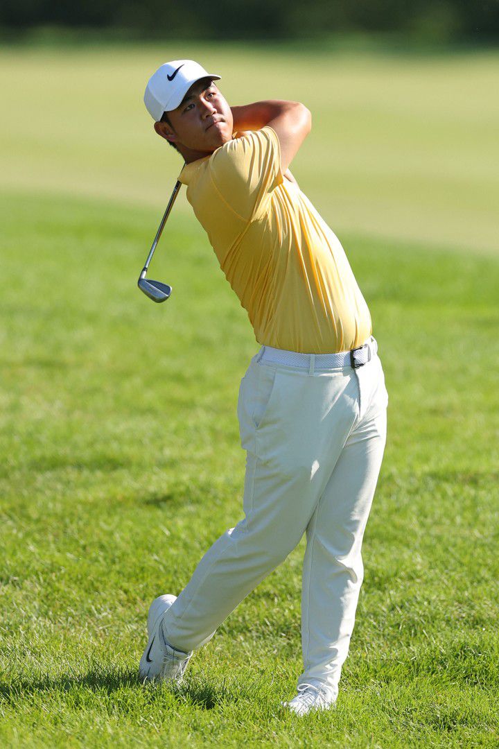 한국의 김주형이 2025년 7월 4일 미국 일리노이주 실비스의 TPC 디어런에서 열린 존 디어 클래식 2라운드 15번 홀에서 샷을 하고 있다.