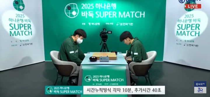 신진서 9단(오른쪽)과 박정환 9단이 대국 전 인사를 하고 있다.(사진 바둑TV 캡처)