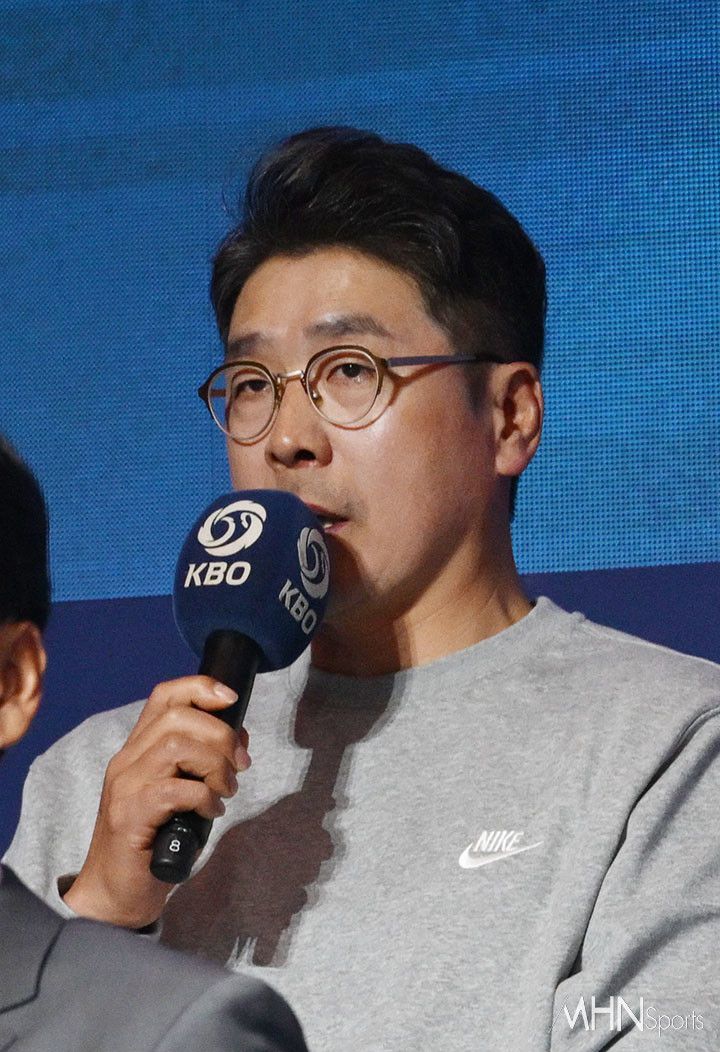 키움히어로즈가 홍원기 감독을 보직 해임했다