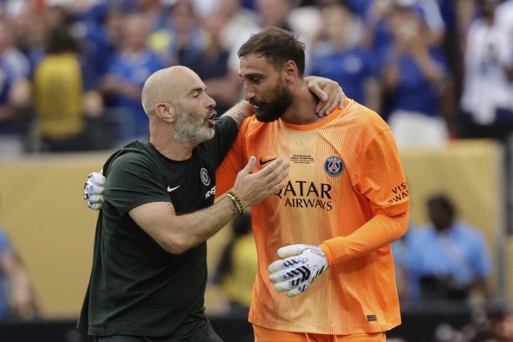 클럽 월드컵 결승전이 끝난 후 첼시의 엔조 마레스카 감독이 PSG의 골키퍼 잔루이지 돈나룸마와 대화를 나누고 있다.