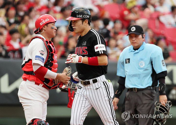 23일 광주기아챔피언스필드에서 열린 프로야구 LG 트윈스와 KIA 타이거즈의 경기. LG 박해민이 4회초에 선두타자로 나와 솔로홈런을 터뜨리고 홈인하고 있다. 2025.7.23