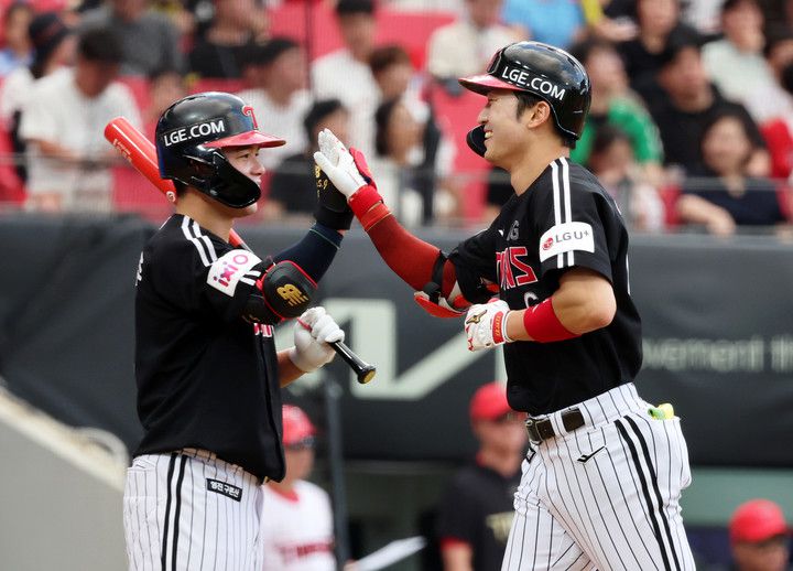 23일 광주기아챔피언스필드에서 열린 프로야구 LG 트윈스와 KIA 타이거즈의 경기. LG 박해민이 4회초에 선두타자로 나와 솔로홈런을 터뜨리고 홈인하며 문성주와 하이파이브 하고 있다. 2025.7.23