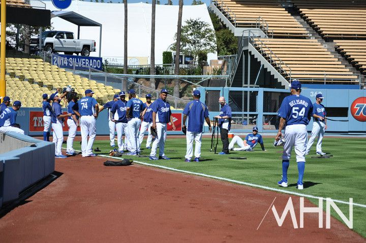 (다저 스타디움에서 선수들이 경기 전 외야에서 몸을 풀고 있다)