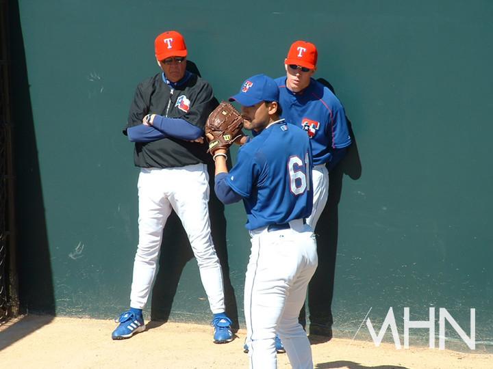 (텍사스 시절의 오렐 허샤이저 투수 코치(뒷편 오른쪽)가 박찬호의 불펜투구를 지켜보고 있다)