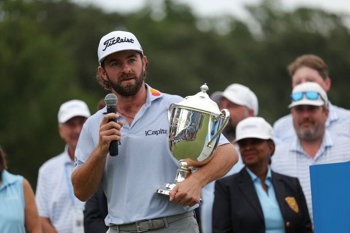 2025년 8월 3일, 미국 노스캐롤라이나주 그린즈버러 – 카메론 영이 윈덤 챔피언십 골프대회 최종 라운드를 마친 후 샘 스니드 컵을 들고 관중들에게 인사를 전하고 있다.