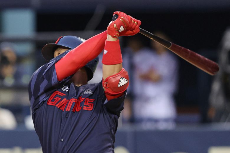 롯데 유강남은 3회 좌월 솔로 아치와 6회 밀어내기 몸 맞는 공으로 친정팀에 승리했다. [연합뉴스]