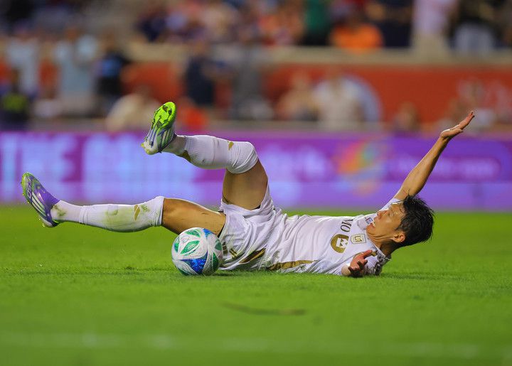 (페널티박스 안에서 상대팀 수비수에게 걸려 넘어진 손흥민)