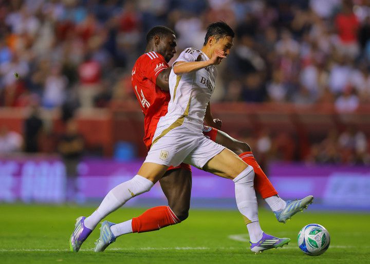 (손흥민이 10일 경기에서 상대팀 페널티박스 안으로 공을 몰고 달려가고 있다)