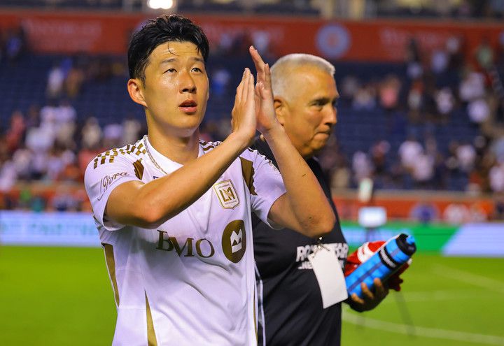 (손흥민이 10일 MLS 데뷔전을 치른 뒤 팬들의 환호에 감사하며 경기장을 빠져 나가고 있다)