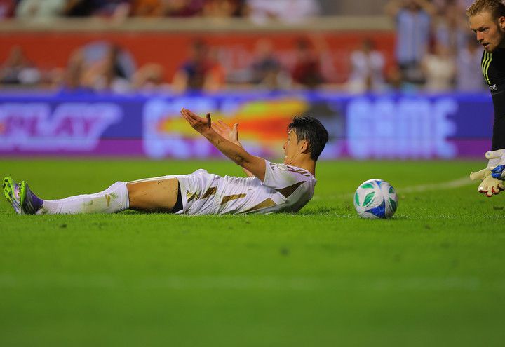 (손흥민이 주심을 향해 수신호로 '페널티킥이 아니냐'고 어필하고 있다)