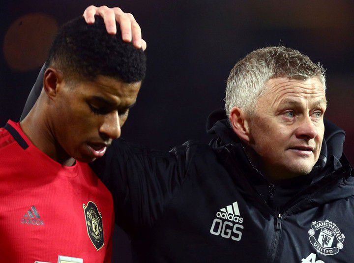 맨유 지휘 당시 솔샤르 감독이 마커스 래시포드를 쓰다듬고 있다