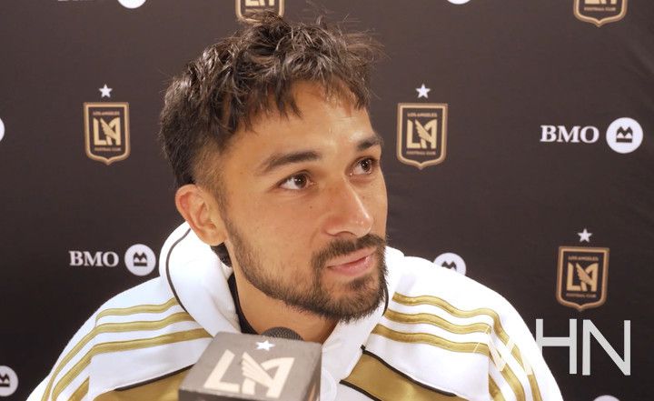 (LA FC 미드필더 슈아니에르가 17일 경기가 끝난 뒤 '포스트게임' 인터뷰를 하고 있다)