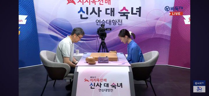 유창혁 9단(왼쪽)과 김은지 9단이 대국에 앞서 인사를 하고 있다.(사진 바둑TV 캡처)