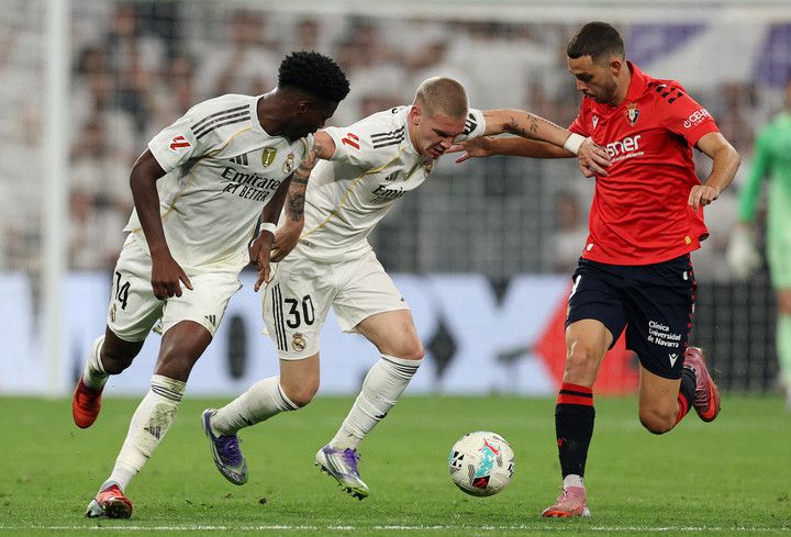 20일 스페인 마드리드의 에스타디오 산티아고 베르나베우에서 열린 오사수나와 경기에 후반 교체 투입된 뒤 드리블하는 레알 마드리드의 프랑코 마스탄투오노​​​​​​​