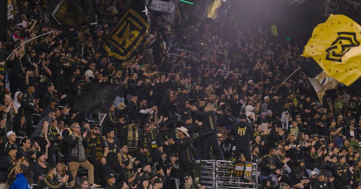 (LA FC 홈팬들의 에너지 넘치는 응원열기는 MLS에서 최고인 것으로 유명하다)