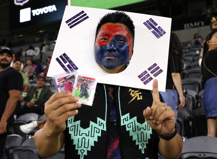 (페이스 페인팅까지 하고 찾아온 열렬 손흥민 팬의 모습이 독특하다)